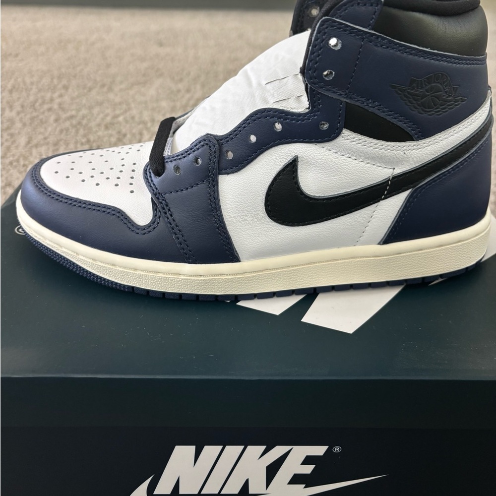 Jordan Men's Navy and White Sneakers